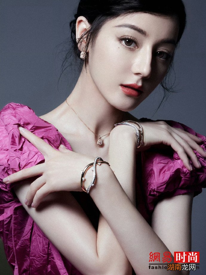 迪丽热巴玫红连衣裙明媚优雅