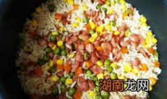 电饭锅焖饭的做法家常 电饭锅焖饭的做法