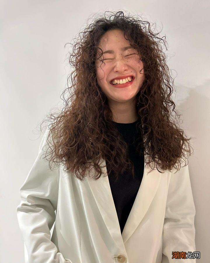 头发细软留长发,发型别乱整,最美烫发还是羊毛卷