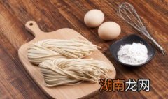 怎么做荷包蛋焖面 如何制作好吃的荷包蛋焖面