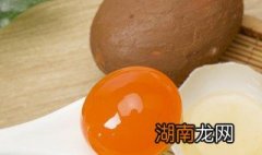 黄泥咸鸭蛋的腌制方法 黄泥咸鸭蛋的腌制方法视频