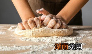 胡萝卜炸酱面的做法 胡萝卜炸酱面的做法视频