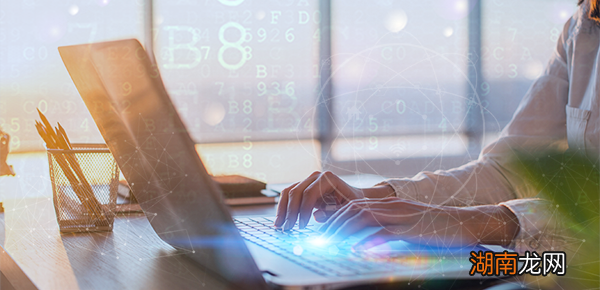 如何让id文本框中的文字垂直居中？