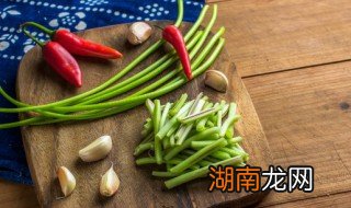 炒蒜苔怎么炒 炒蒜苔怎么炒才嫩才好吃入味