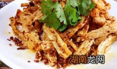 如何在家自制好吃的辣条 在家自制辣条的简单做法