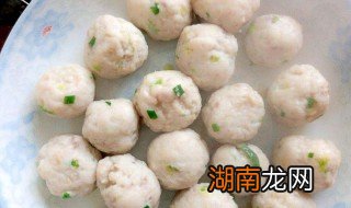 正宗手工鱼丸的做法 正宗手工鱼丸的做法视频