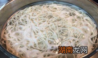 煮面条水开下面还是凉水下面 煮面条是水开下面吗