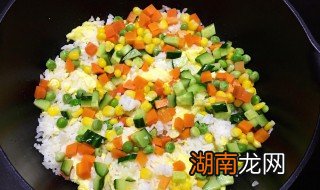 蛋炒饭最简单的做法只有蛋和饭 蛋炒饭最简单的做法