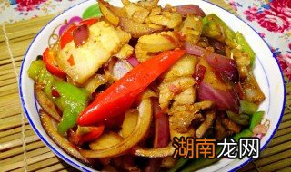 洋葱炒回锅肉简单做法窍门 洋葱炒回锅肉简单做法