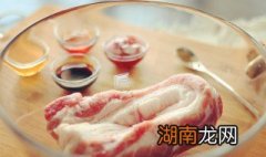 如何做出焦香美味的烤五花肉 怎样制作烤五花肉