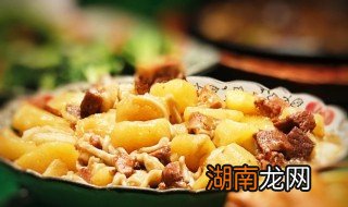 土豆炖鸡块里放了白糖还能吃么 土豆炖鸡块里放了白糖还能吃么吗