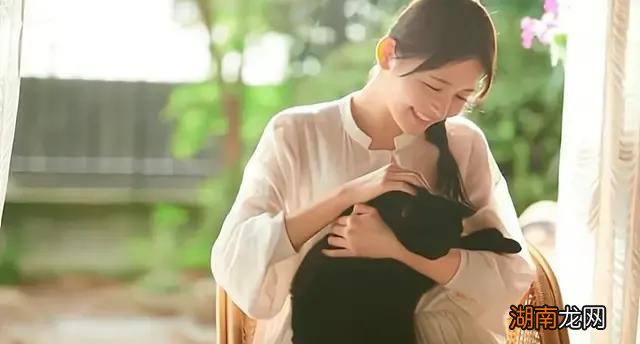 女人什么动作表示喜欢你 女生喜欢你的30种动作