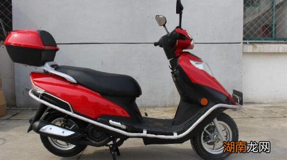 电动车充不进去电怎么办 电动车充不上电怎么回事亮绿灯