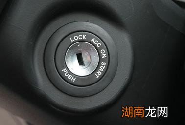 钥匙没电了怎么启动 一键启动的车钥匙没电了怎么启动