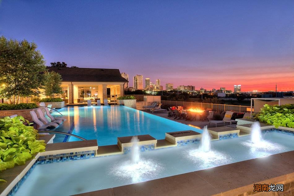 恩伯里在沃思堡塞缪尔大道上卖凯利