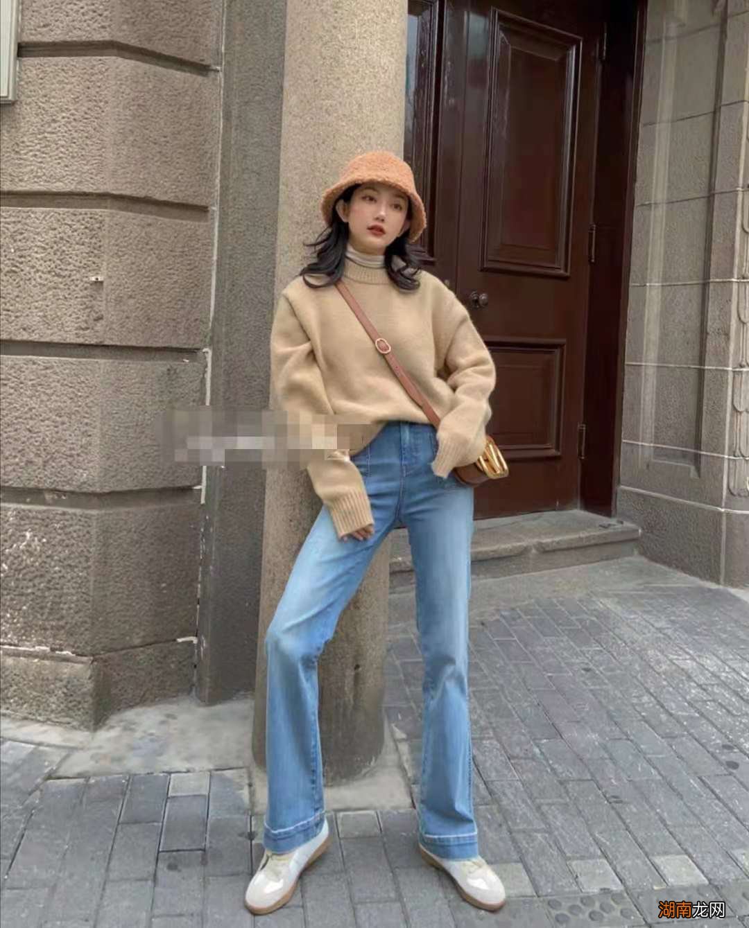 浅蓝色裤子如何搭配最佳 浅蓝色裤子配什么颜色上衣好看