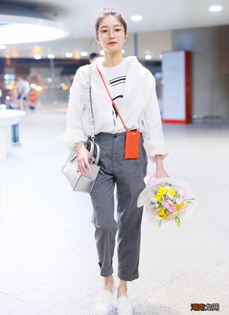 灰色裤子最佳配色上衣 灰色裤子搭配什么颜色上衣