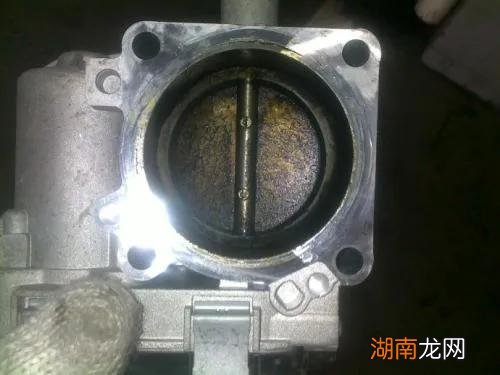 发动机故障灯亮了怎么解决 发动机故障灯亮是什么原因引起的