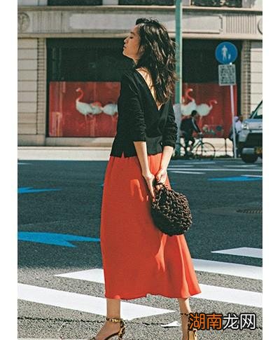 黑色衣服穿什么裤子比较好 黑色衣服配什么裤子好看