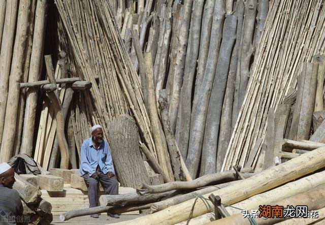 很多人收旧木头能赚钱am 农村有人收旧木头是干什么的