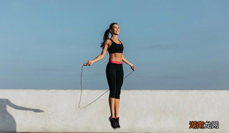 新手跳绳的正确方法和姿势 跳绳的正确方法与技巧