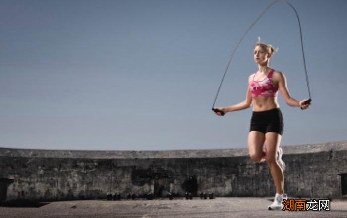 新手跳绳的正确方法和姿势 跳绳的正确方法与技巧