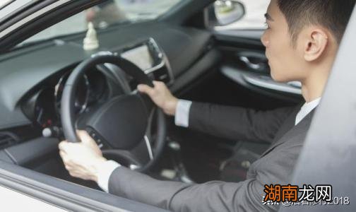 开车方向盘单手还是双手 为什么手动挡车喜欢单手握方向盘