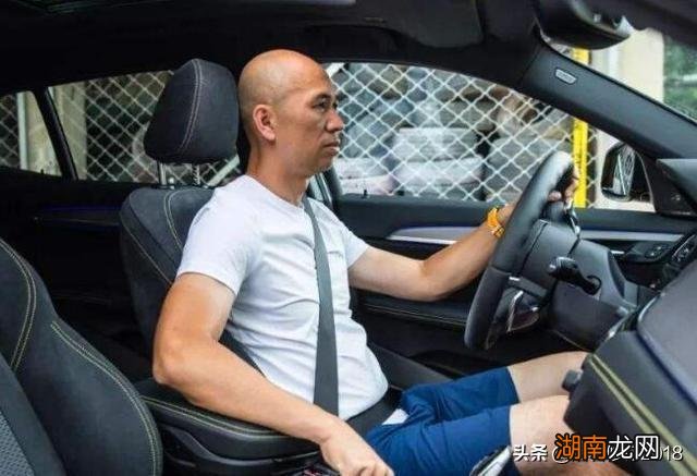 开车方向盘单手还是双手 为什么手动挡车喜欢单手握方向盘