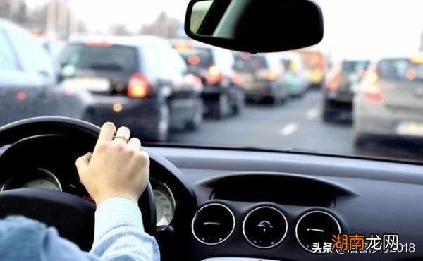 汽车刹车要离合器踩到底吗 踩刹车的时候要不要踩离合器