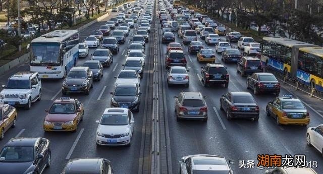 汽车刹车要离合器踩到底吗 踩刹车的时候要不要踩离合器