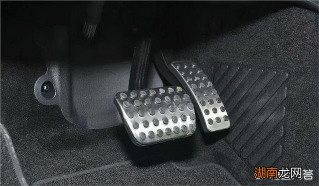 油门和刹车的位置区分最重要 怎么避免把油门当刹车