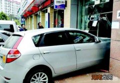 油门和刹车的位置区分最重要 怎么避免把油门当刹车