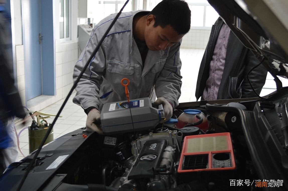 发动机故障黄灯亮了怎么解决 发动机故障标志亮灯