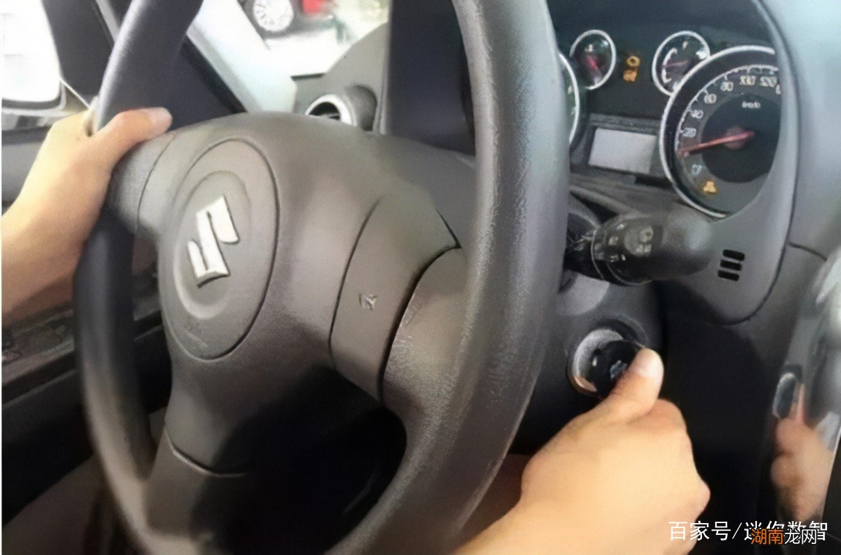 发动机故障黄灯亮了怎么解决 发动机故障标志亮灯