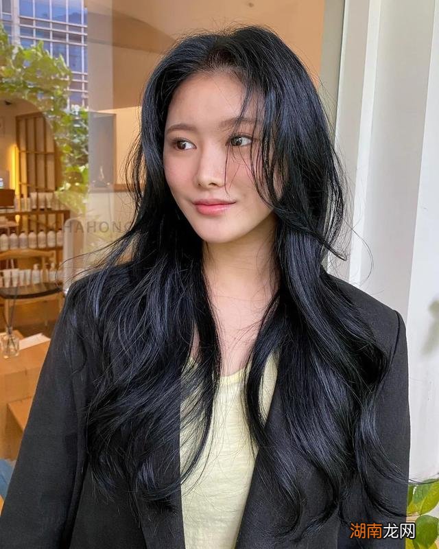 头发挑染什么颜色好看 染头发黑茶色和蓝黑色哪个更好看