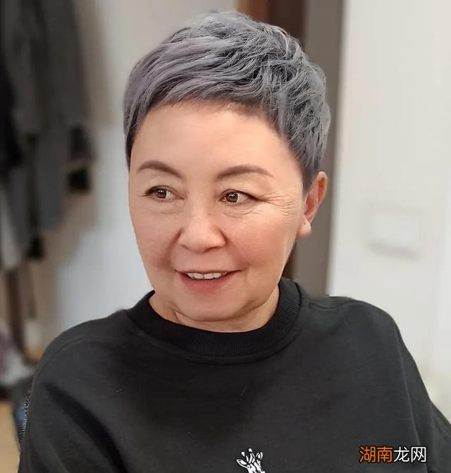 60岁女人染发什么颜色好看 60岁满头白发染发漂亮吗