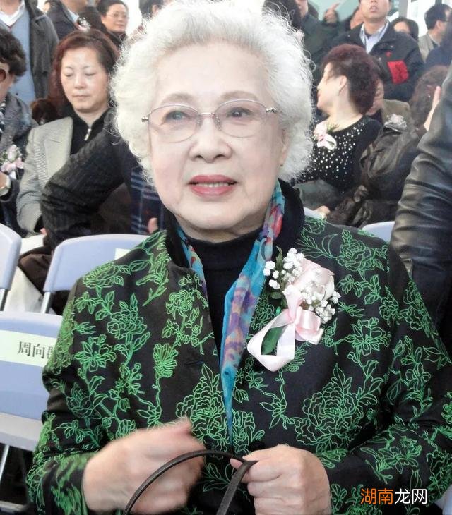 60岁女人染发什么颜色好看 60岁满头白发染发漂亮吗