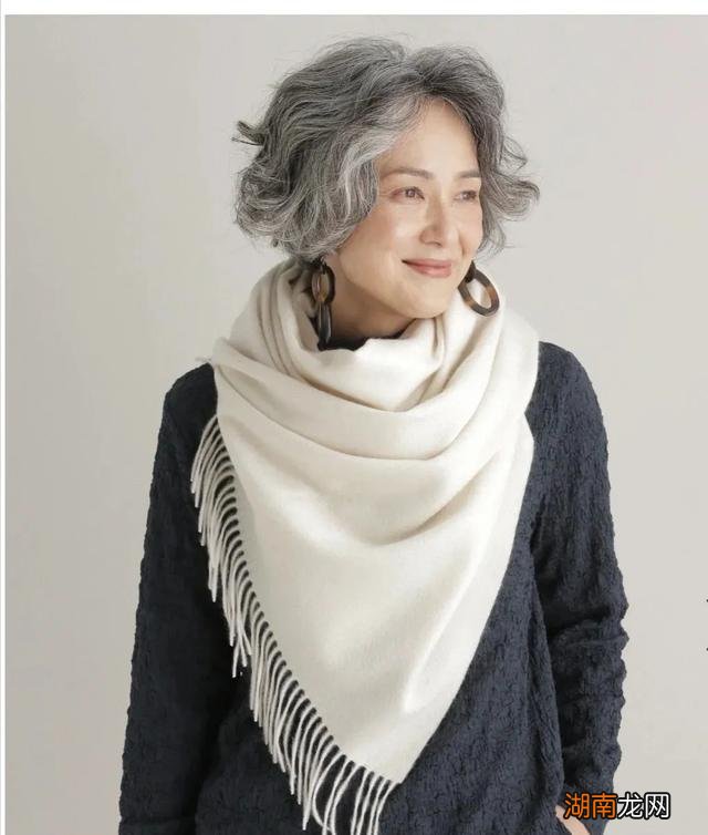 60岁女人染发什么颜色好看 60岁满头白发染发漂亮吗