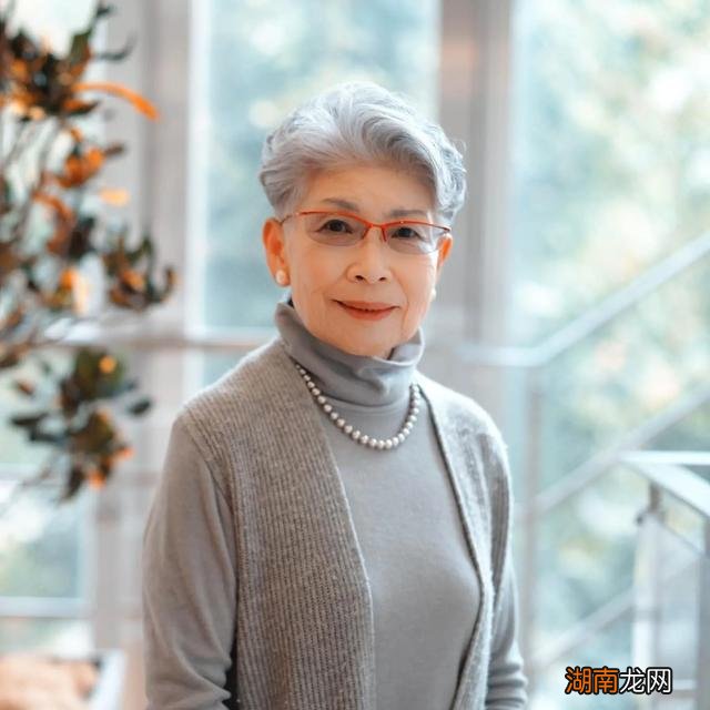 60岁女人染发什么颜色好看 60岁满头白发染发漂亮吗