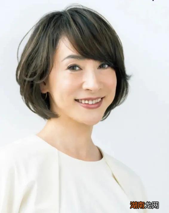 年龄大女人剪短发看起来年轻 女人过了50岁留短发的多
