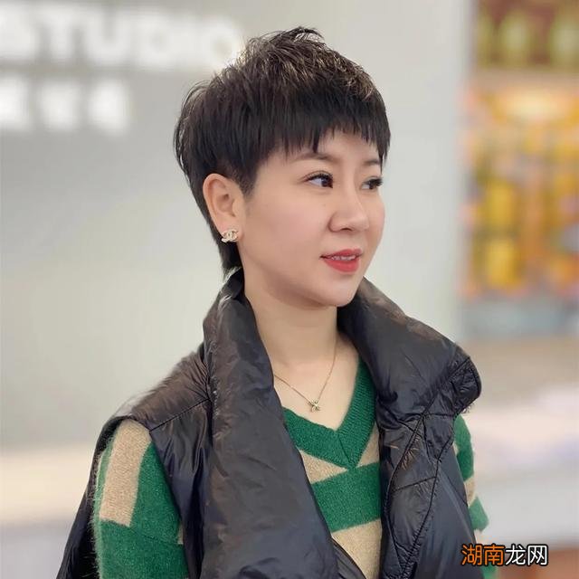 年龄大女人剪短发看起来年轻 女人过了50岁留短发的多