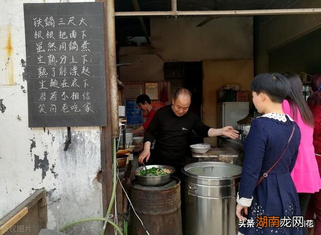 面馆煮面的汤是高汤吗 面馆面条为什么都是清汤煮面放高汤