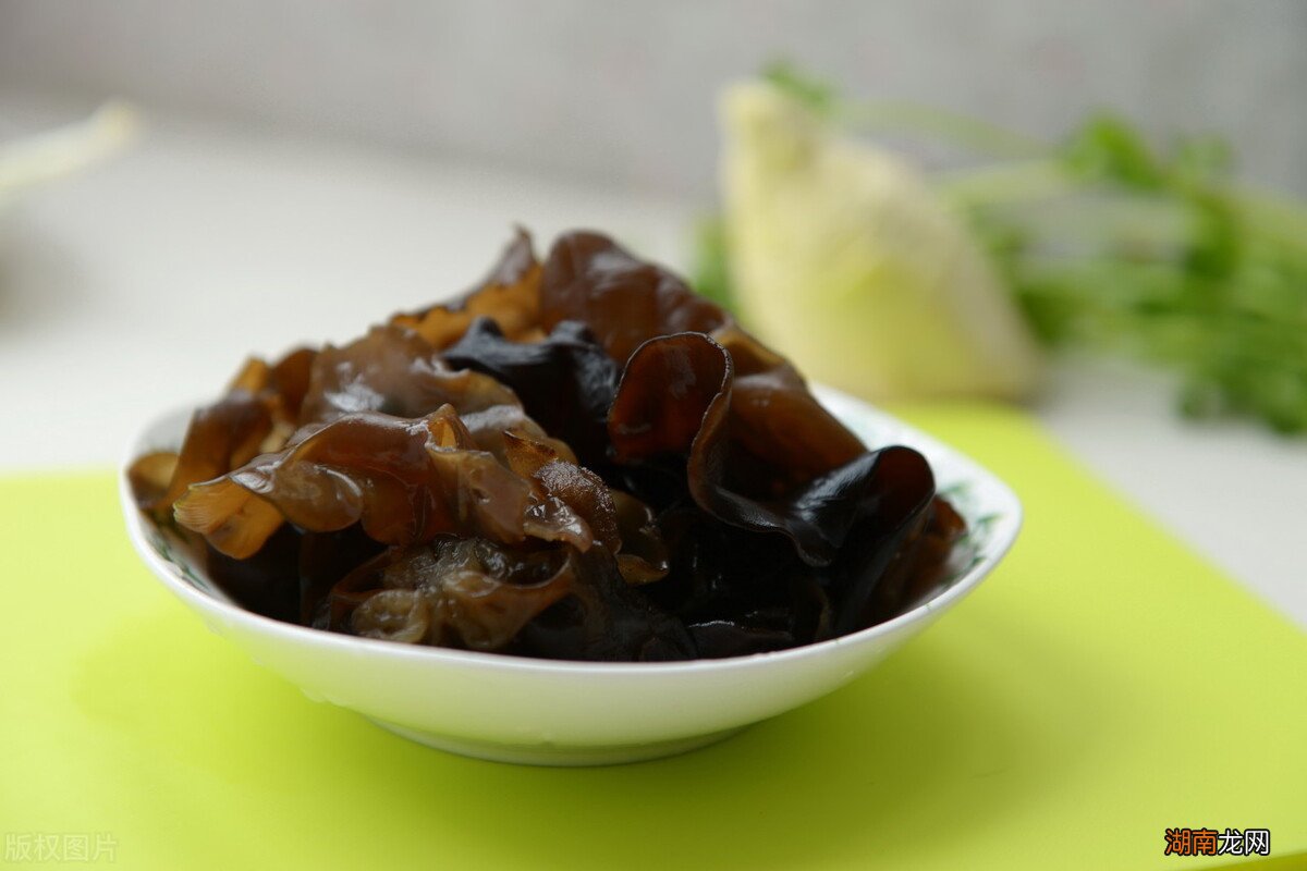 泡发的木耳可以隔夜吗 木耳泡发后放冰箱第二天能吃吗