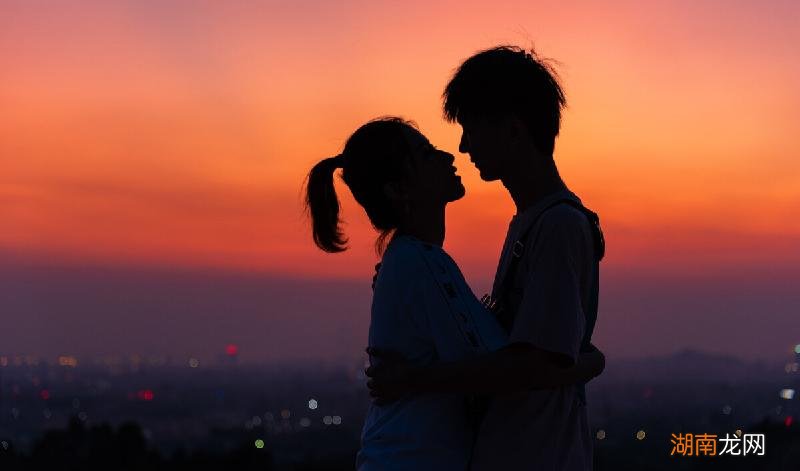 两个人在一起没话题怎么找 情侣之间没有话题聊怎么办