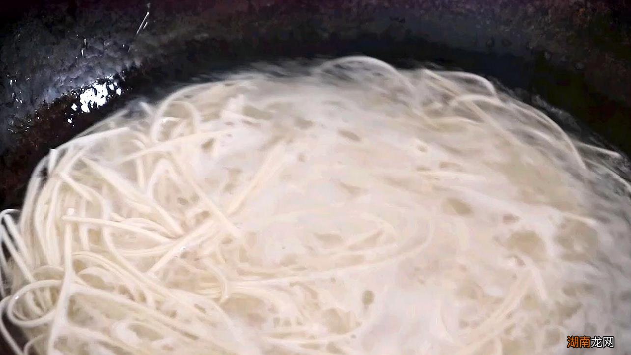 煮面条的方法和步骤 煮面条是冷水下锅还是热水下锅
