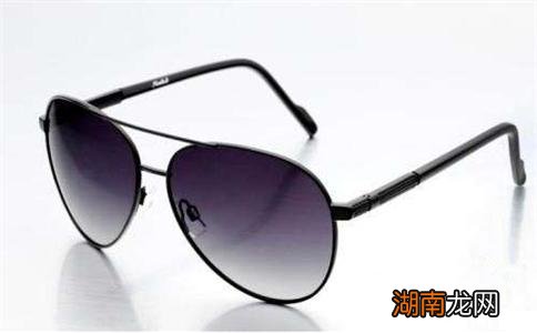 图片对比哪个更好 偏光太阳镜和普通太阳镜的区别