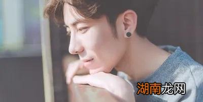 男生喜欢坐在你旁边离你很 男生会坐在暗恋的女生旁边吗