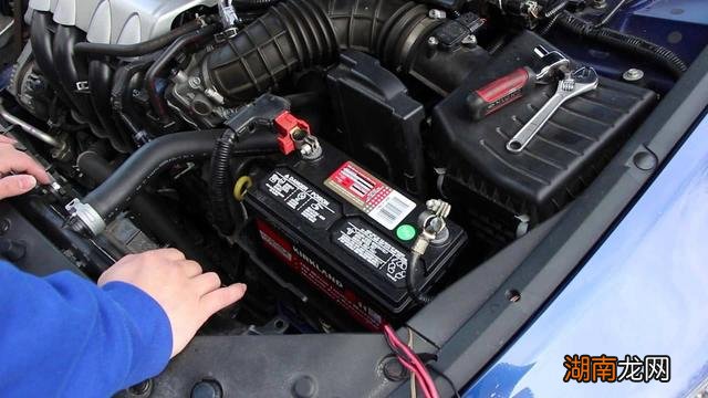 汽车电瓶如何使用得更长久 汽车电瓶没电自救方法