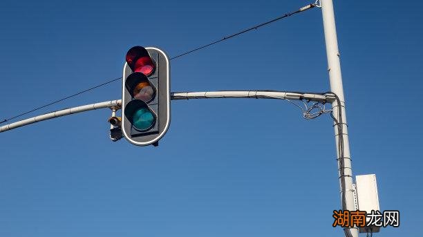 介绍红绿灯发明的故事 世界上第一个红绿灯是谁发明的