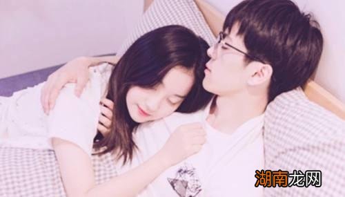 女孩子喜欢你的明显特征 女孩子暗恋一个男孩子的表现